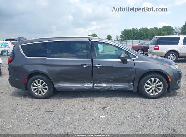 2C4RC1BG5JR211197 2018 CHRYSLER PACIFICA Gray Rear interior view