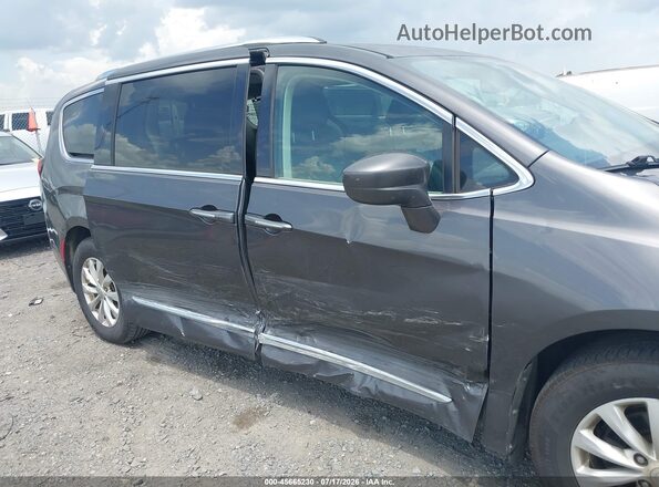 2C4RC1BG5JR211197 2018 CHRYSLER PACIFICA Gray Front view