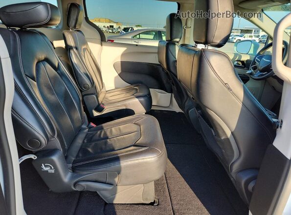 2C4RC1BG5NR206376 2022 CHRYSLER PACIFICA White Rear interior view