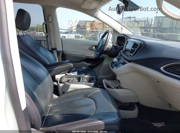 2C4RC1BG6HR520736 2017 CHRYSLER PACIFICA White Vista interior delantera