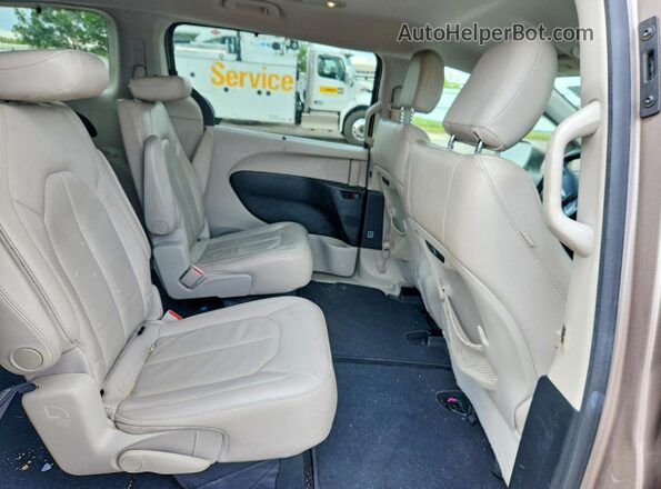 2C4RC1BG6JR197729 2018 CHRYSLER PACIFICA Tan Widok wnętrza z tyłu