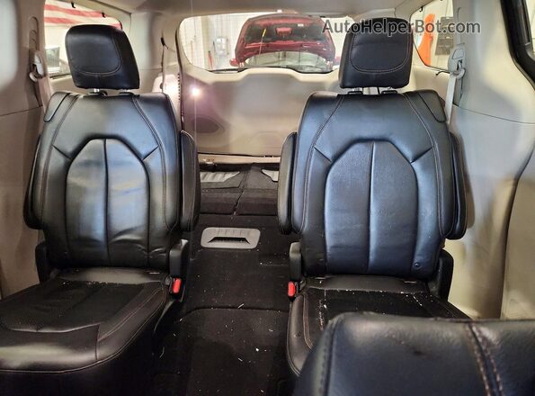 2C4RC1BG6JR270002 2018 CHRYSLER PACIFICA Purple Rear seats view