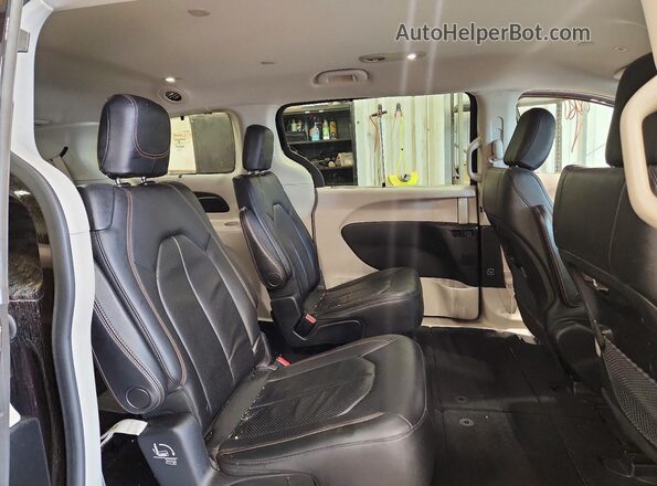 2C4RC1BG6JR270002 2018 CHRYSLER PACIFICA Purple Rear interior view
