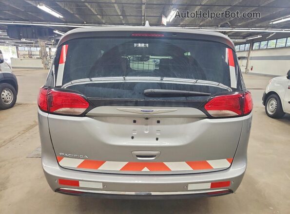 2C4RC1BG6LR121124 2020 CHRYSLER PACIFICA Silver Widok z tyłu