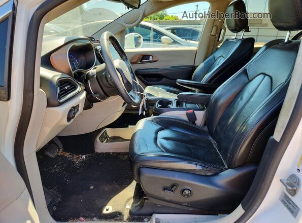 2C4RC1BG7HR526917 2017 CHRYSLER PACIFICA White Front interior view