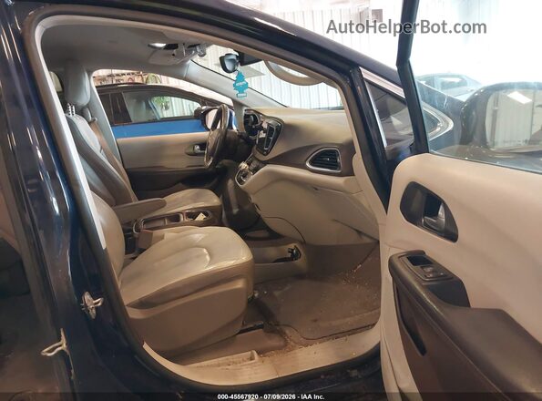 2C4RC1BG7HR823573 2017 CHRYSLER PACIFICA Blue Front interior view