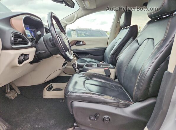 2C4RC1BG8HR540227 2017 CHRYSLER PACIFICA Silver Вид салону спереду