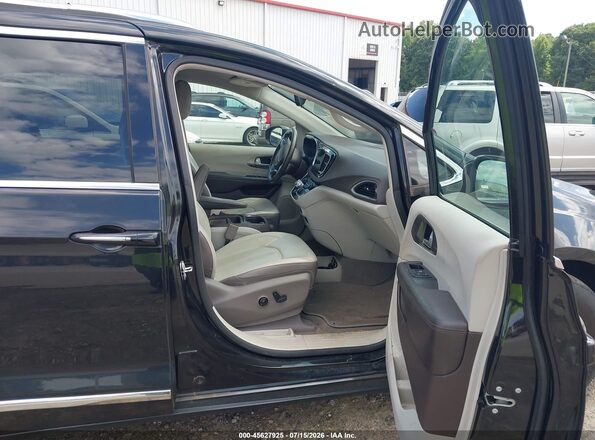 2C4RC1BG8JR233663 2018 CHRYSLER PACIFICA Black Front interior view