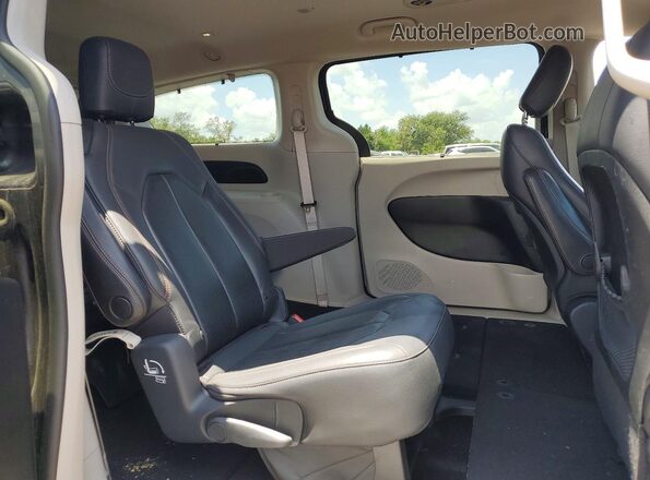2C4RC1BG8LR128561 2020 CHRYSLER PACIFICA Gray Rear seats view