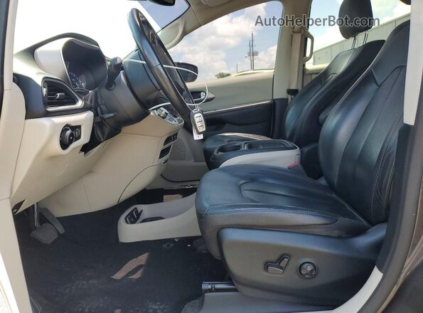 2C4RC1BG8LR128561 2020 CHRYSLER PACIFICA Gray Front interior view