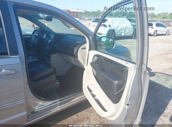2C4RC1BG9GR188936 2016 CHRYSLER TOWN & COUNTRY Gray Front interior view