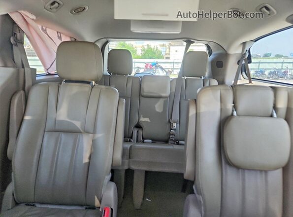 2C4RC1BG9GR245328 2016 CHRYSLER TOWN Tan Widok tylnych siedzeń