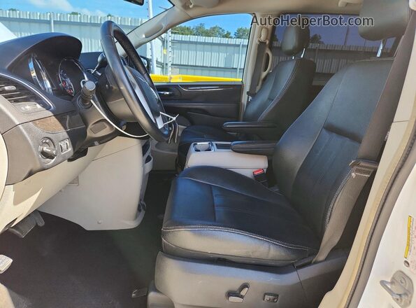 2C4RC1BG9GR290320 2016 CHRYSLER TOWN White Вид салону спереду