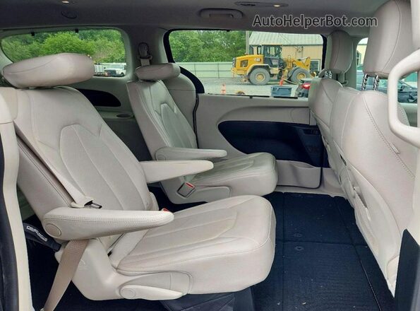 2C4RC1BG9JR131126 2018 CHRYSLER PACIFICA Black Вид задньої частини салону
