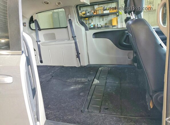 2C4RC1BGXGR295848 2016 CHRYSLER TOWN Silver Widok wnętrza z tyłu