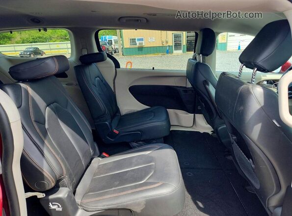 2C4RC1BGXHR588120 2017 CHRYSLER PACIFICA Red Widok wnętrza z tyłu