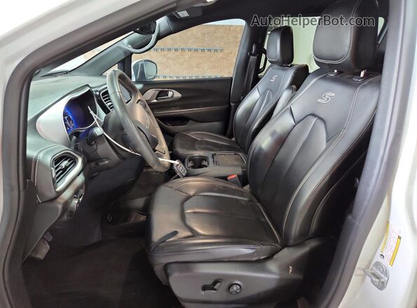 2C4RC1BGXPR509012 2023 CHRYSLER PACIFICA White Вид салону спереду