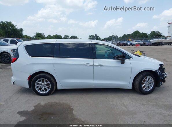 2C4RC1CG2PR596144 2023 CHRYSLER VOYAGER White Widok wnętrza z tyłu