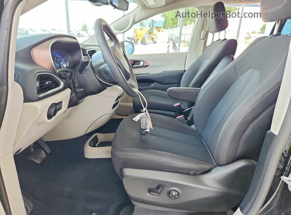 2C4RC1CG3PR557708 2023 CHRYSLER VOYAGER Черный Вид салона спереди