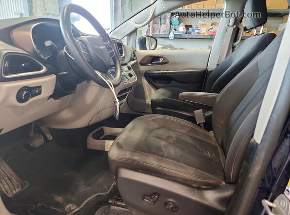 2C4RC1CG4JR148575 2018 CHRYSLER PACIFICA Blue Widok wnętrza z przodu