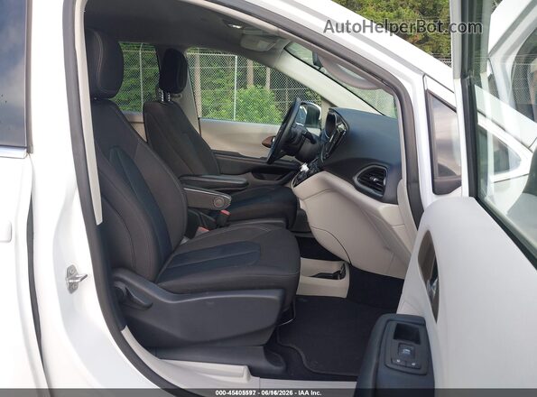2C4RC1CG7LR237639 2020 CHRYSLER VOYAGER Белый Вид салона спереди