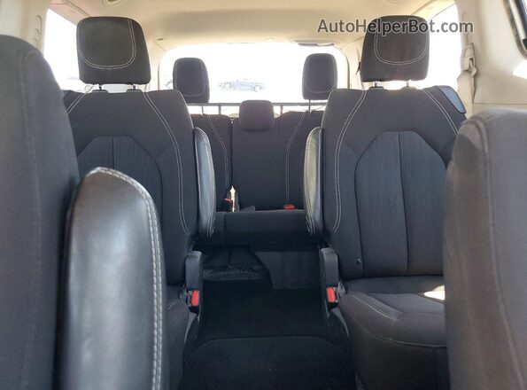 2C4RC1CG9PR553999 2023 CHRYSLER VOYAGER Silver Vista de los asientos traseros