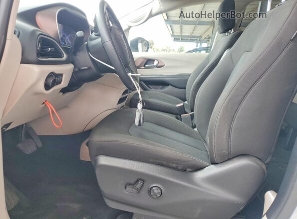 2C4RC1CGXPR615605 2023 CHRYSLER VOYAGER Серебряный Вид салона спереди
