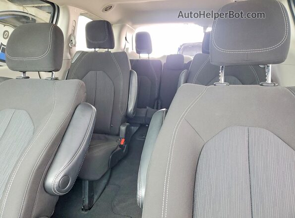 2C4RC1CGXPR615605 2023 CHRYSLER VOYAGER Серебряный Вид задних сидений