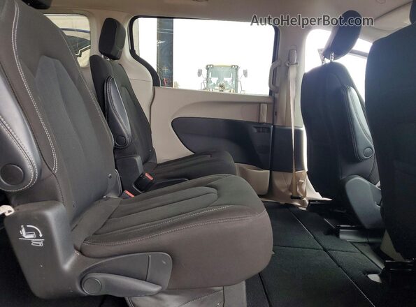 2C4RC1CGXPR615605 2023 CHRYSLER VOYAGER Серебряный Вид задней части салона