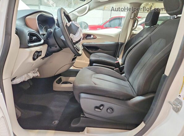 2C4RC1CGXRR146714 2024 CHRYSLER VOYAGER White Front interior view