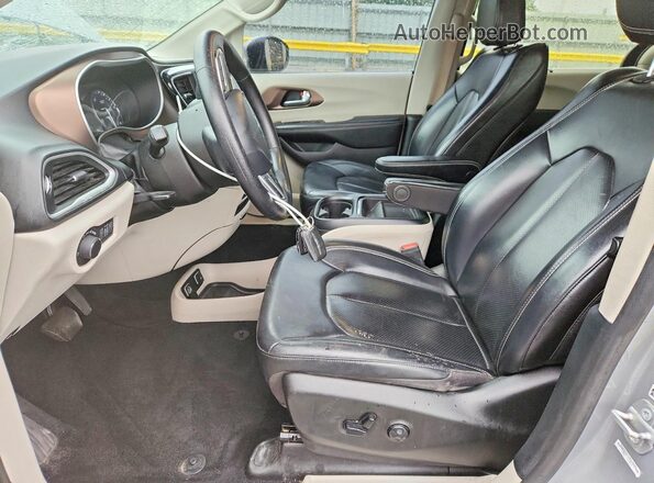 2C4RC1DG3LR265484 2020 CHRYSLER VOYAGER Silver Вид салону спереду