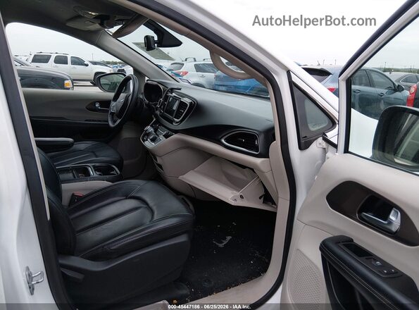 2C4RC1DG4LR156807 2020 CHRYSLER VOYAGER White Front interior view