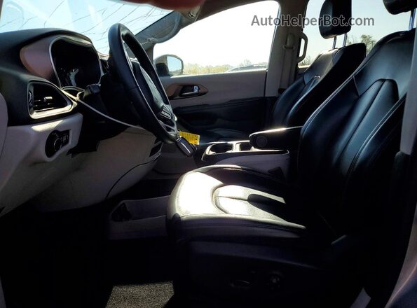 2C4RC1DG6MR526236 2021 CHRYSLER VOYAGER Silver Front interior view