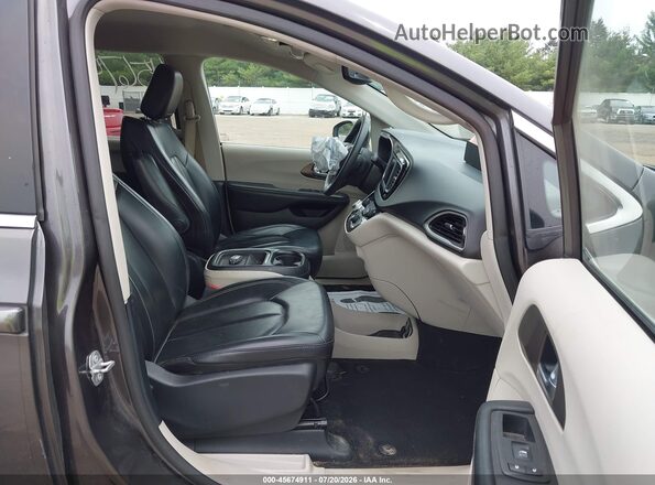 2C4RC1DG7LR168403 2020 CHRYSLER VOYAGER Gray Front interior view