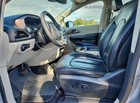 2C4RC1DG9LR151604 2020 CHRYSLER VOYAGER Silver Widok wnętrza z przodu