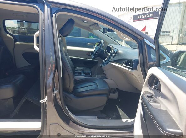 2C4RC1DG9LR176471 2020 CHRYSLER VOYAGER Gray Front interior view