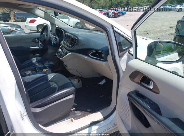 2C4RC1DGXLR265997 2020 CHRYSLER VOYAGER White Вид салону спереду