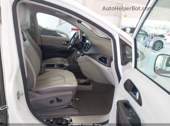 2C4RC1EG0JR131236 2018 CHRYSLER PACIFICA White Вид салону спереду