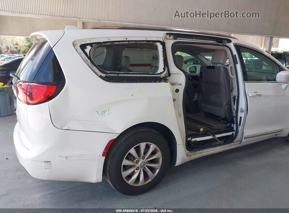 2C4RC1EG0JR131236 2018 CHRYSLER PACIFICA White Вид спереду