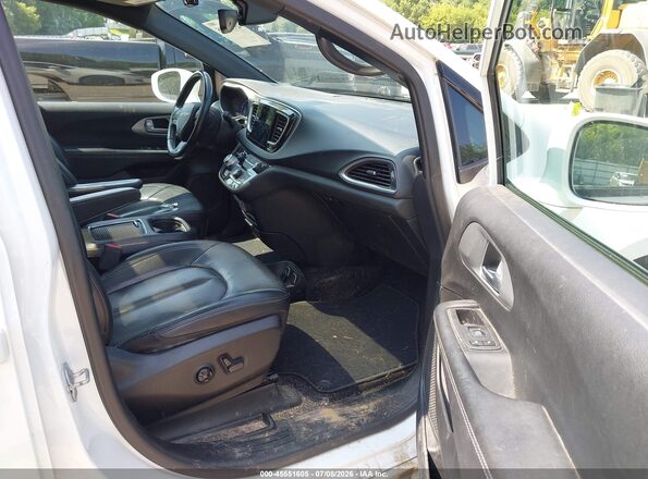 2C4RC1EG0JR227884 2018 CHRYSLER PACIFICA White Front interior view