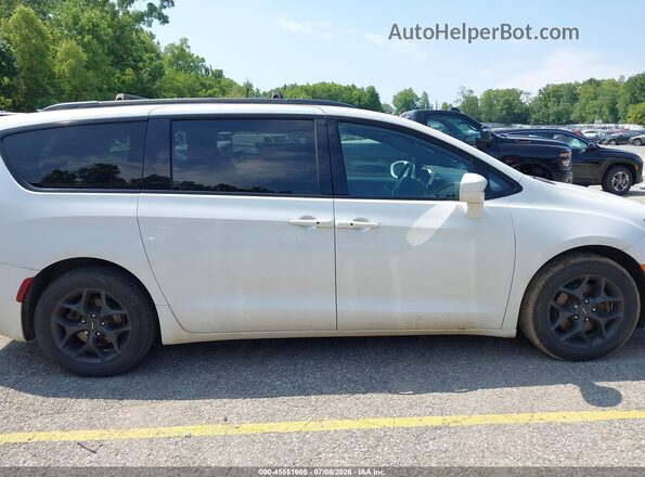 2C4RC1EG0JR227884 2018 CHRYSLER PACIFICA White Rear interior view