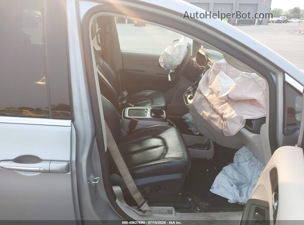 2C4RC1EG1JR188559 2018 CHRYSLER PACIFICA Серебряный Вид салона спереди