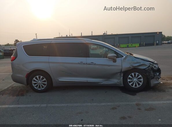 2C4RC1EG1JR188559 2018 CHRYSLER PACIFICA Серебряный Вид задней части салона