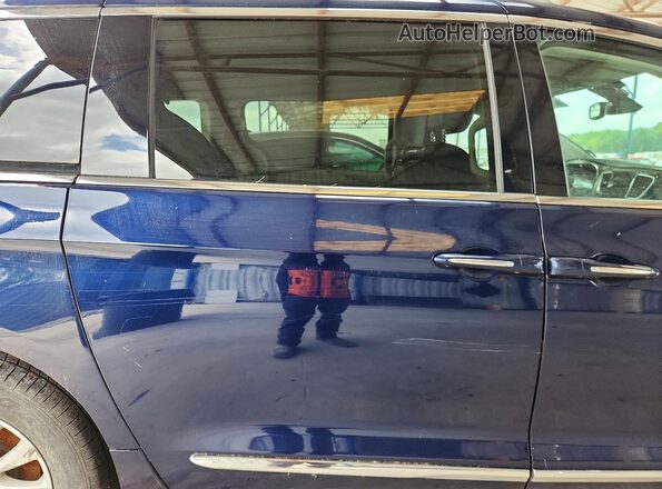 2C4RC1EG1JR193583 2018 CHRYSLER PACIFICA Blue Vista de los asientos traseros