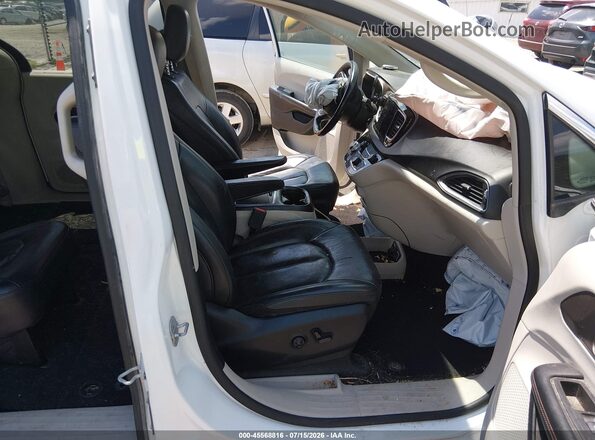 2C4RC1EG2JR144490 2018 CHRYSLER PACIFICA Белый Вид салона спереди