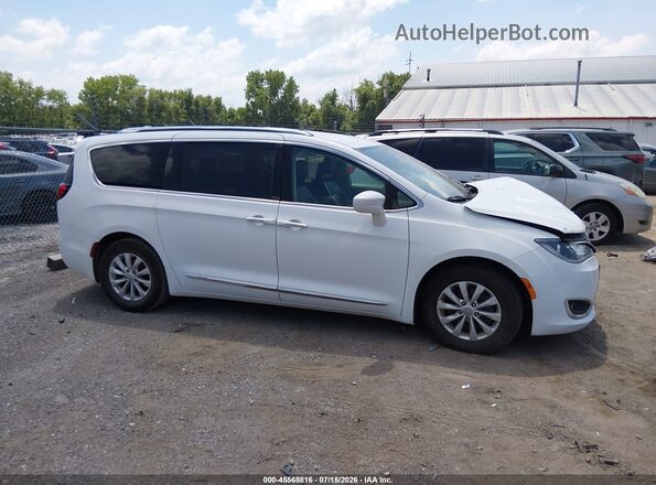 2C4RC1EG2JR144490 2018 CHRYSLER PACIFICA Белый Вид задней части салона