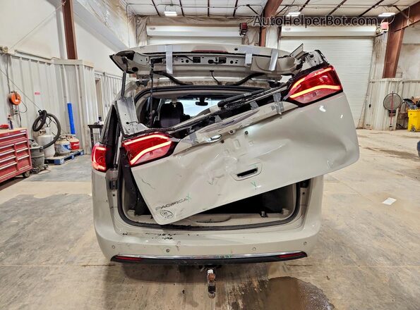 2C4RC1EG2KR645381 2019 CHRYSLER PACIFICA White Rear view
