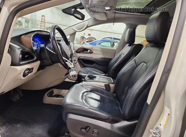 2C4RC1EG2KR645381 2019 CHRYSLER PACIFICA White Front interior view