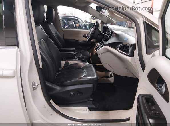 2C4RC1EG3HR585569 2017 CHRYSLER PACIFICA Pewter Front interior view