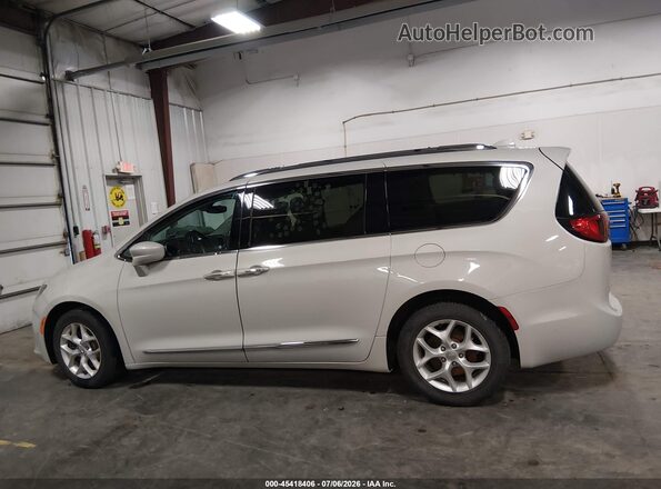 2C4RC1EG3HR585569 2017 CHRYSLER PACIFICA Pewter 360 interior view